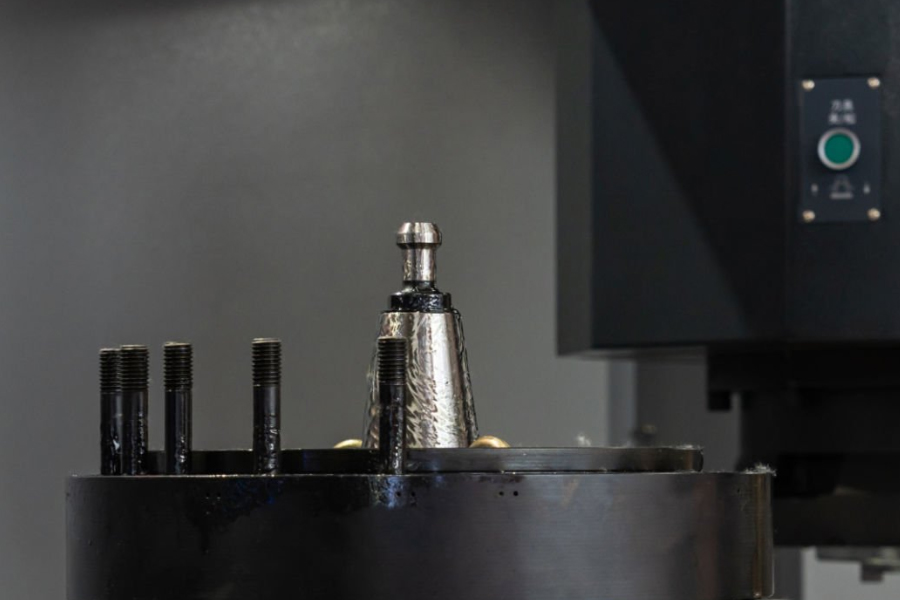 五轴数控机床：多轴联动技术突破高端制造精度瓶颈，重塑复杂零件加工逻辑